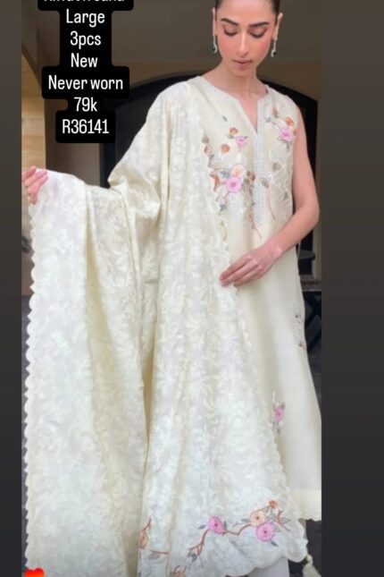 RIFFAT AND SANA R36141